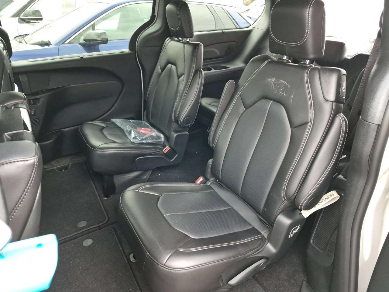 2025 Chrysler Pacifica Select   REAR ENTERTAINMENT   HEATED SEATING   360° CAMERA   STOW 'N VAC   ALPINE AUDIO Photo