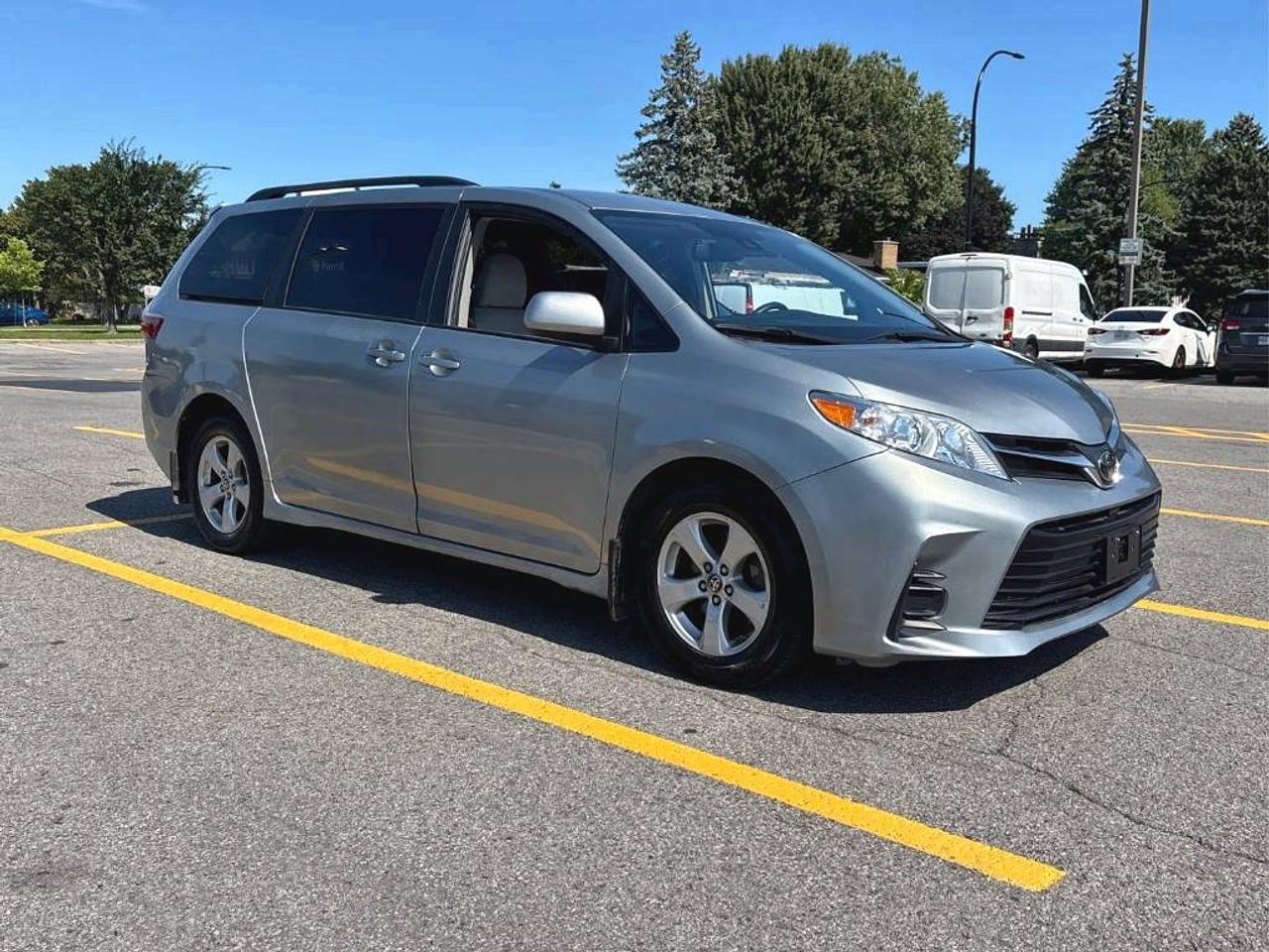 2020 Toyota Sienna LE Photo1