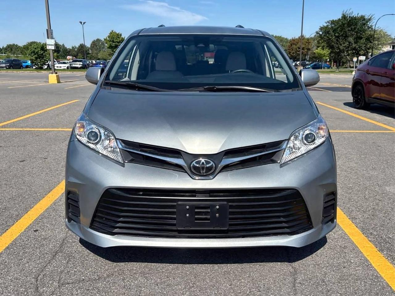 2020 Toyota Sienna LE Photo