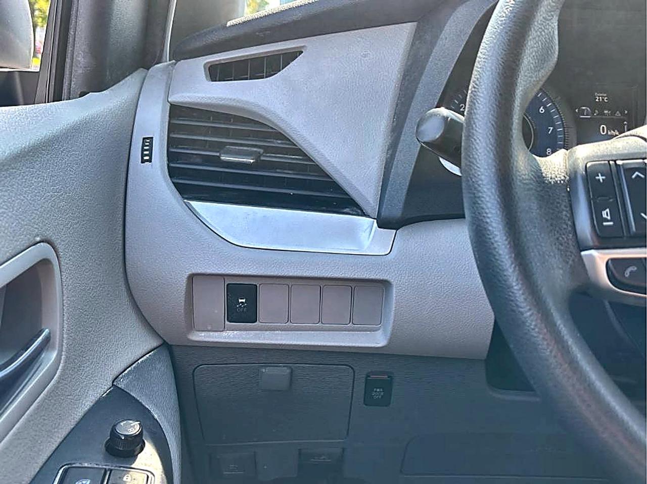 2020 Toyota Sienna LE Photo