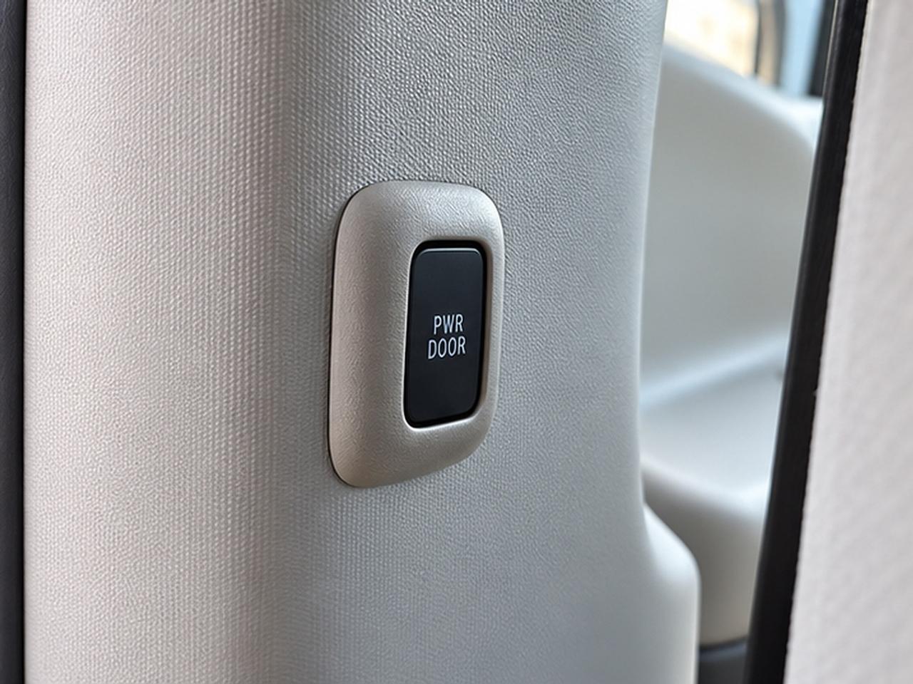 2020 Toyota Sienna LE Photo