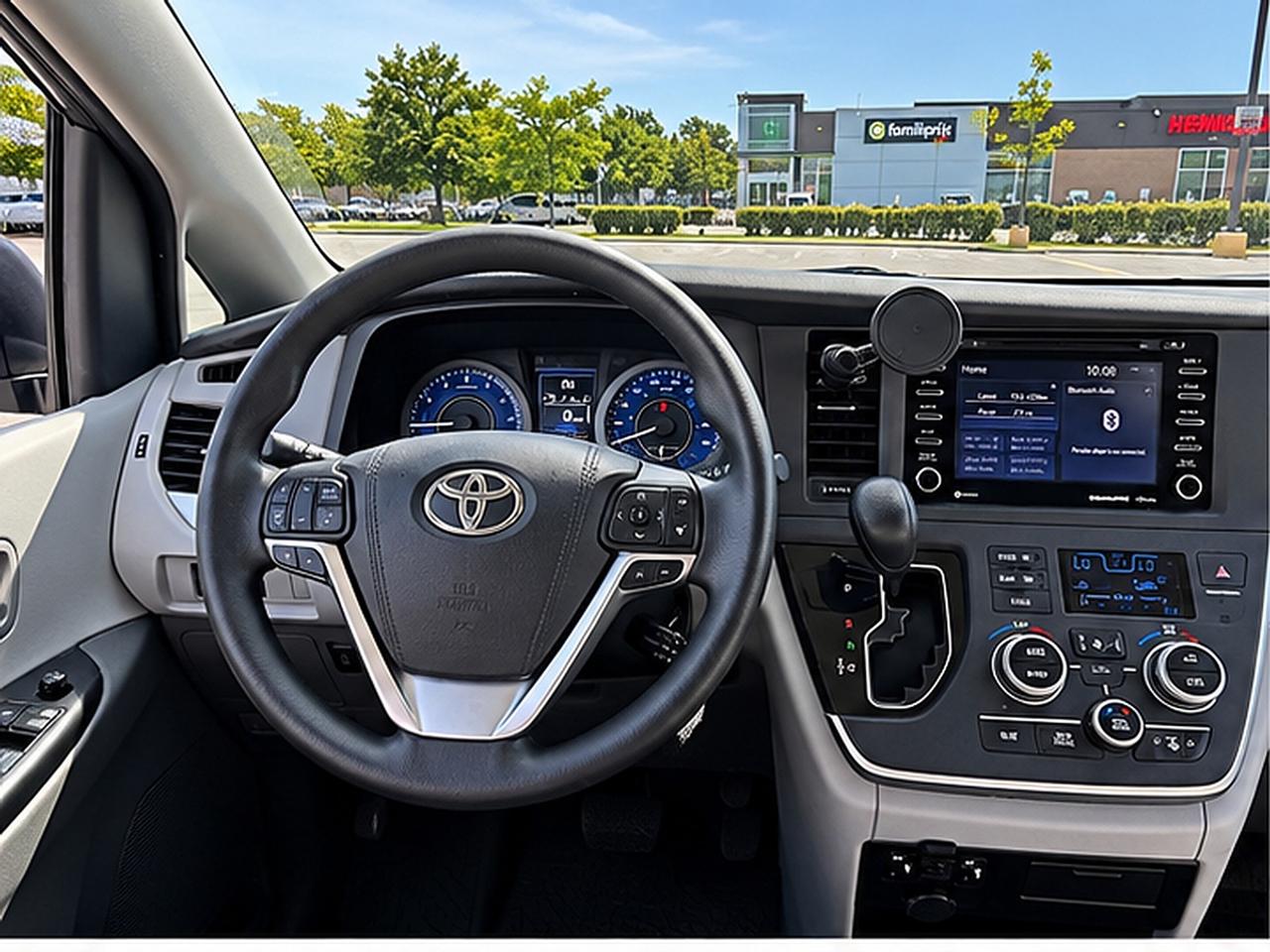 2020 Toyota Sienna LE Photo