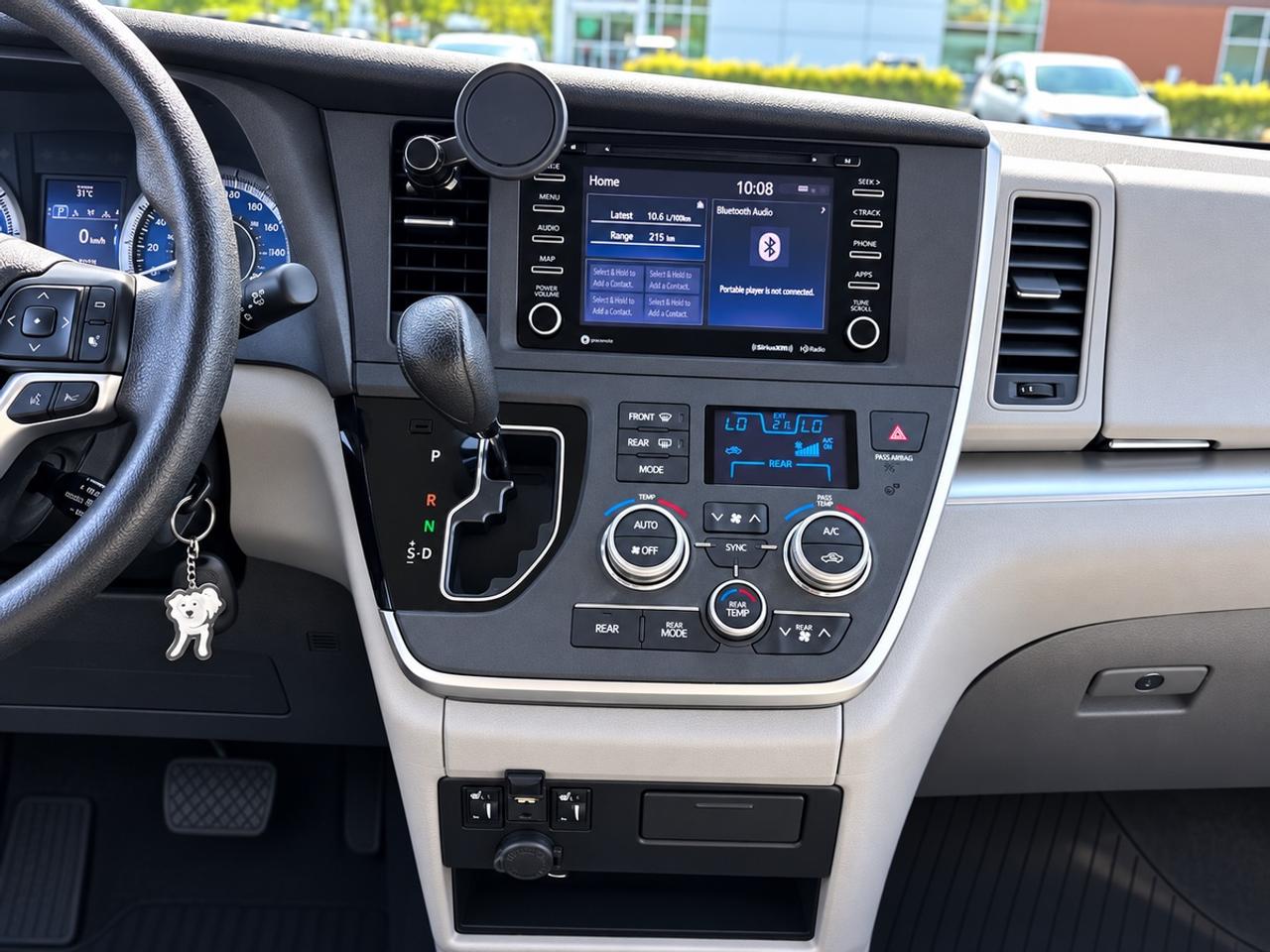 2020 Toyota Sienna LE Photo