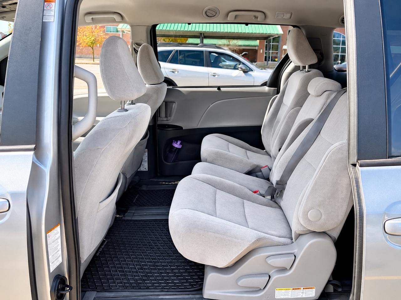 2020 Toyota Sienna LE Photo
