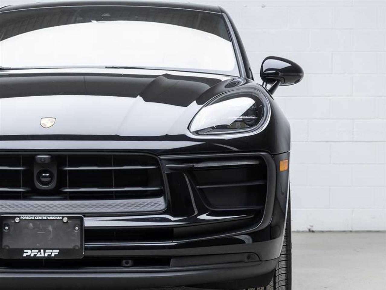 2025 Porsche Macan  Photo3