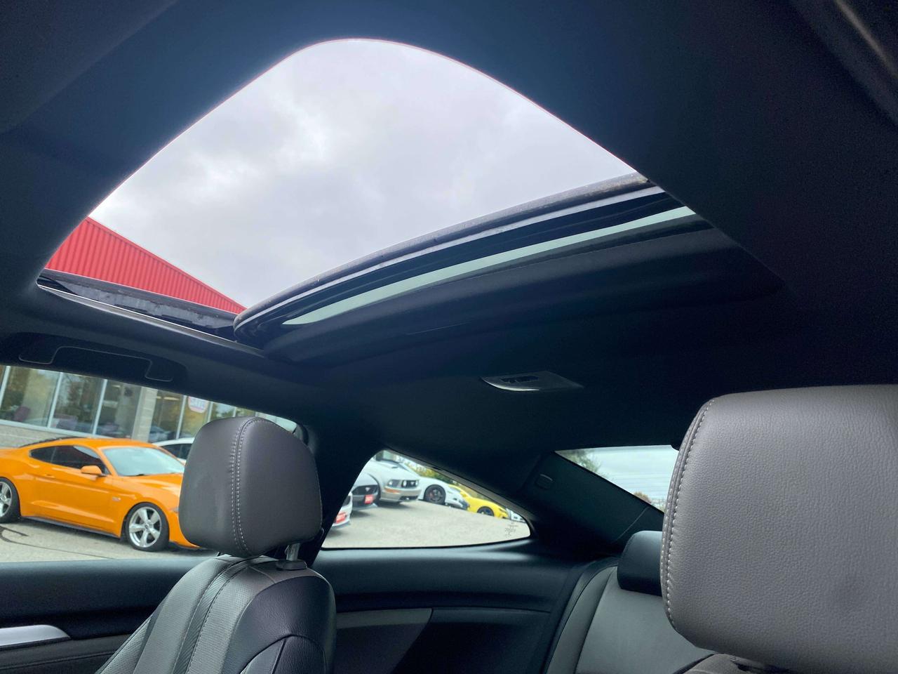 2018 Honda Civic TOURING, LEATHER, REMOTE START, CLEAN CARFAX! Photo