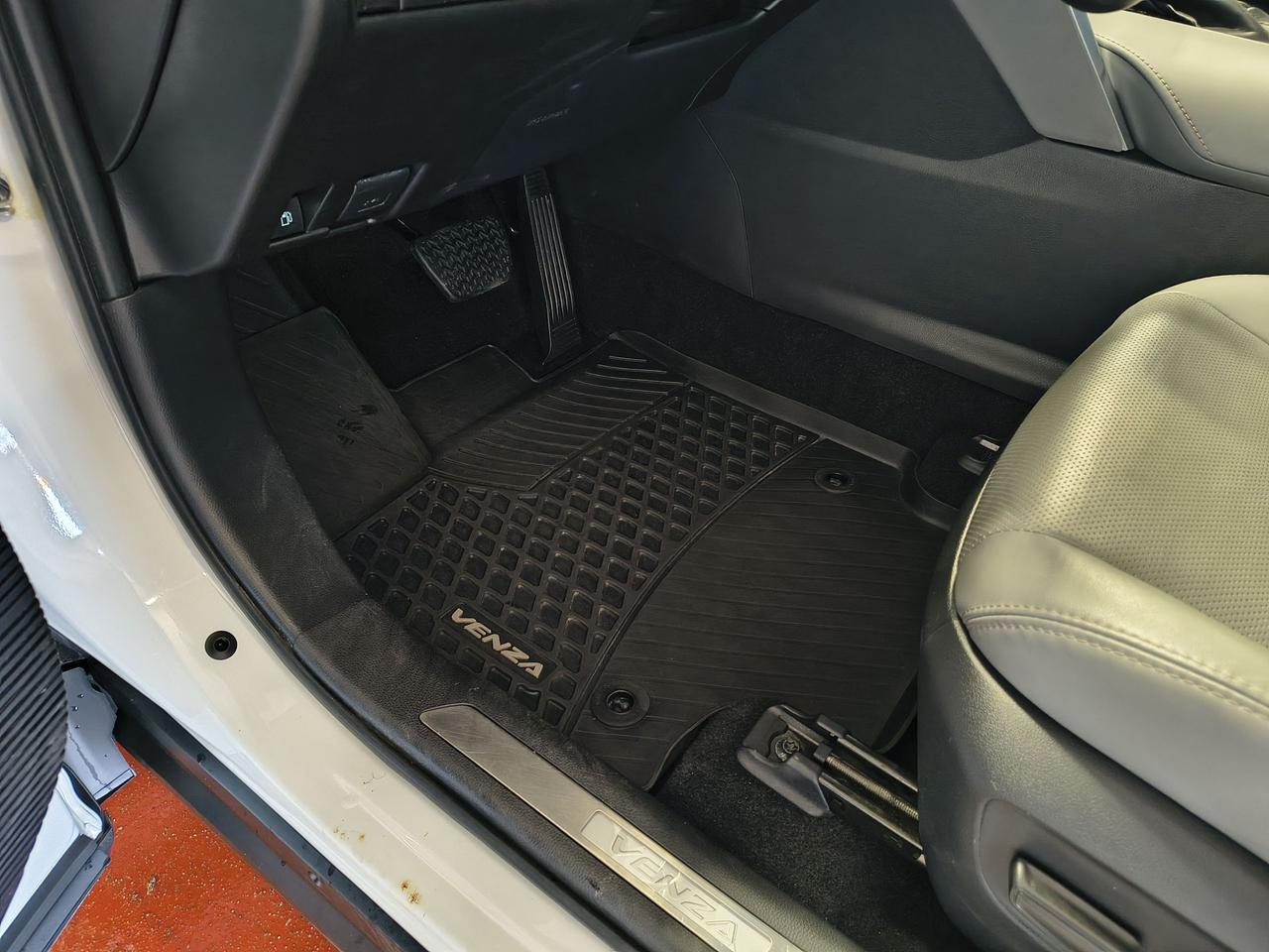 2023 Toyota Venza LIMITED Photo
