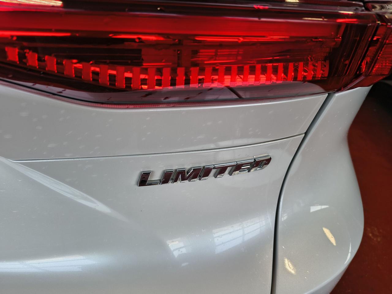 2023 Toyota Venza LIMITED Photo