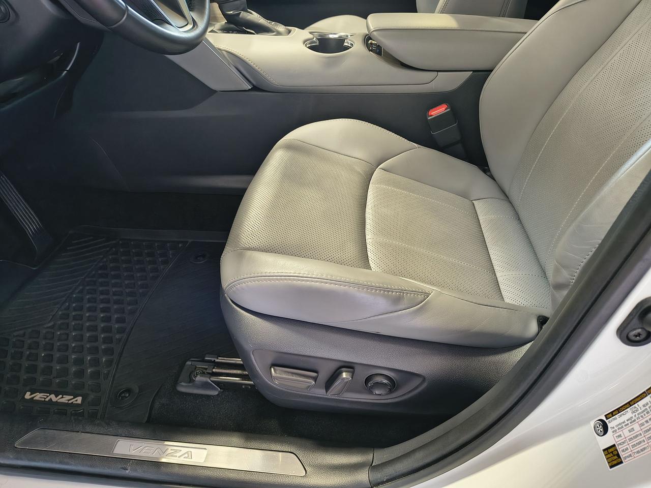2023 Toyota Venza LIMITED Photo0