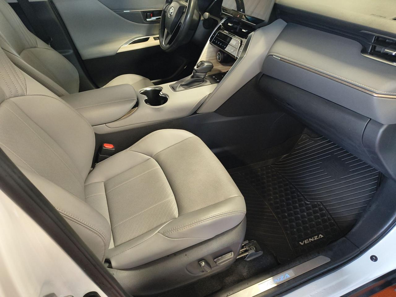 2023 Toyota Venza LIMITED Photo