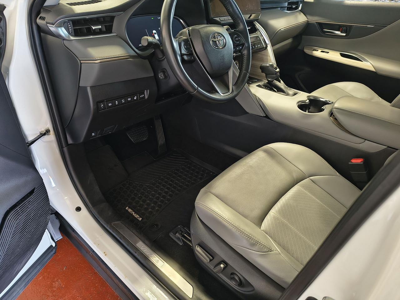 2023 Toyota Venza LIMITED Photo