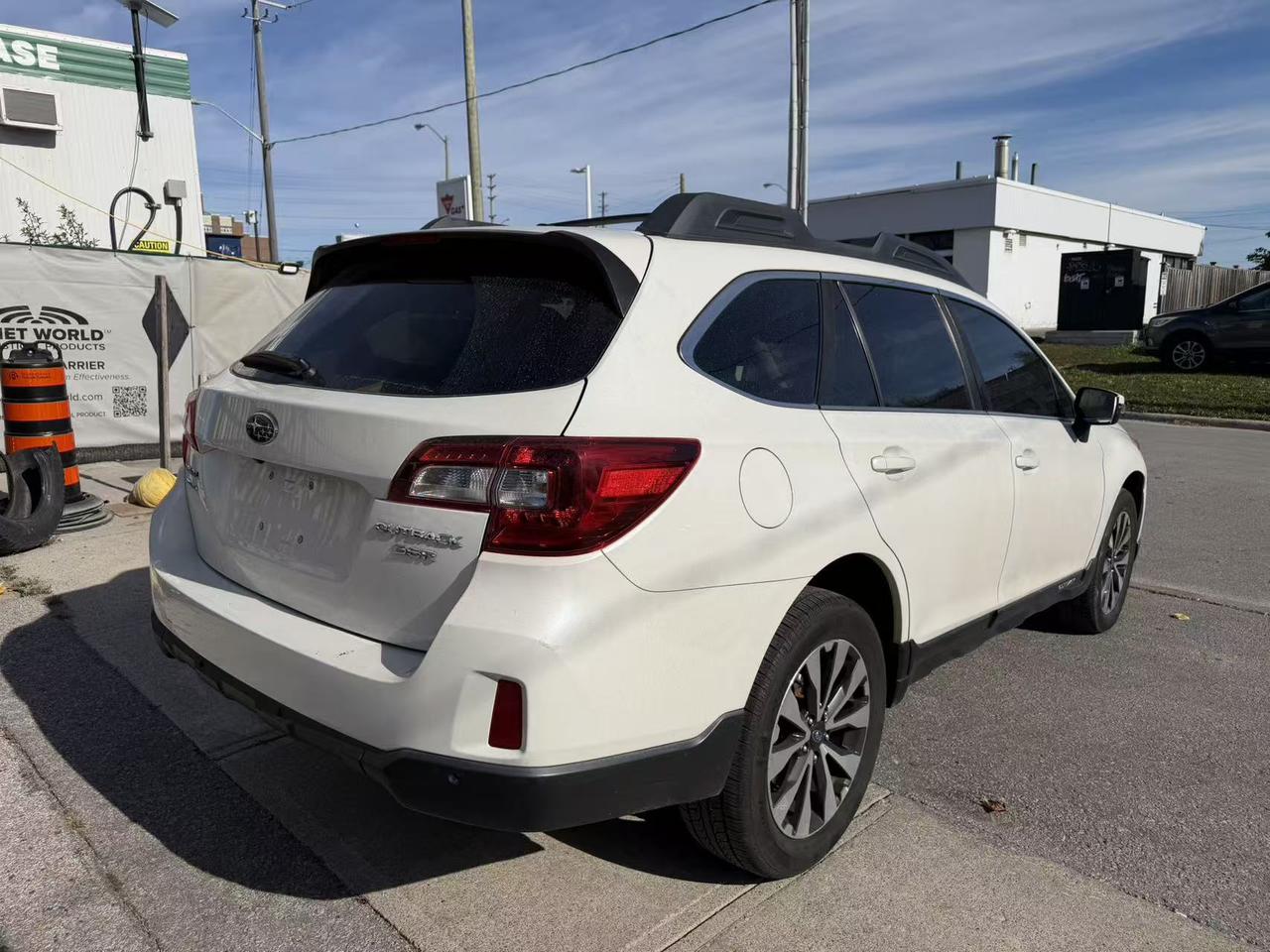 2017 Subaru Outback 5dr Wgn CVT 3.6R Limited w/Tech Pkg Photo3