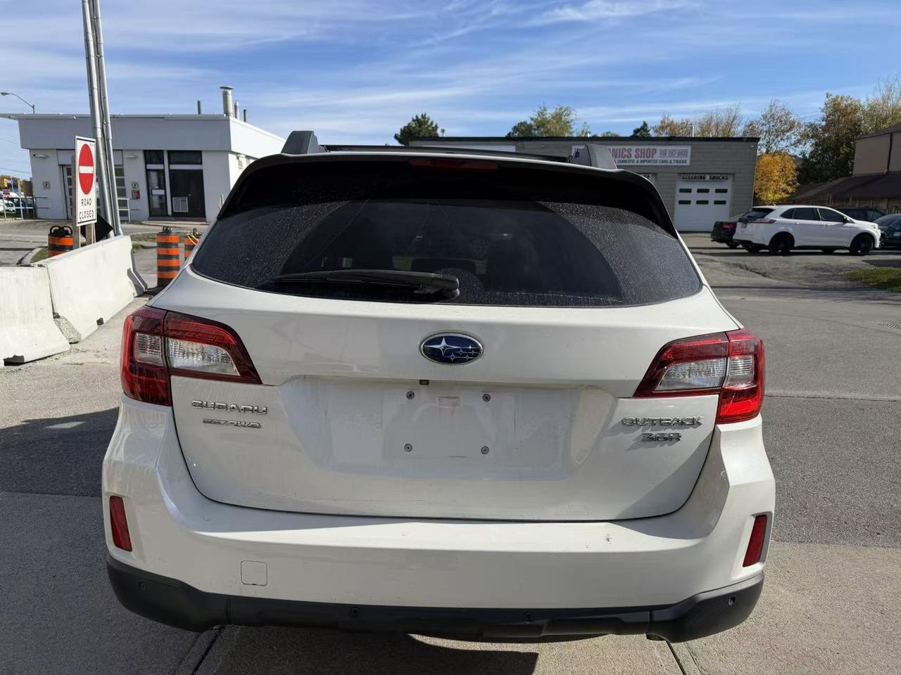 2017 Subaru Outback 5dr Wgn CVT 3.6R Limited w/Tech Pkg Photo4