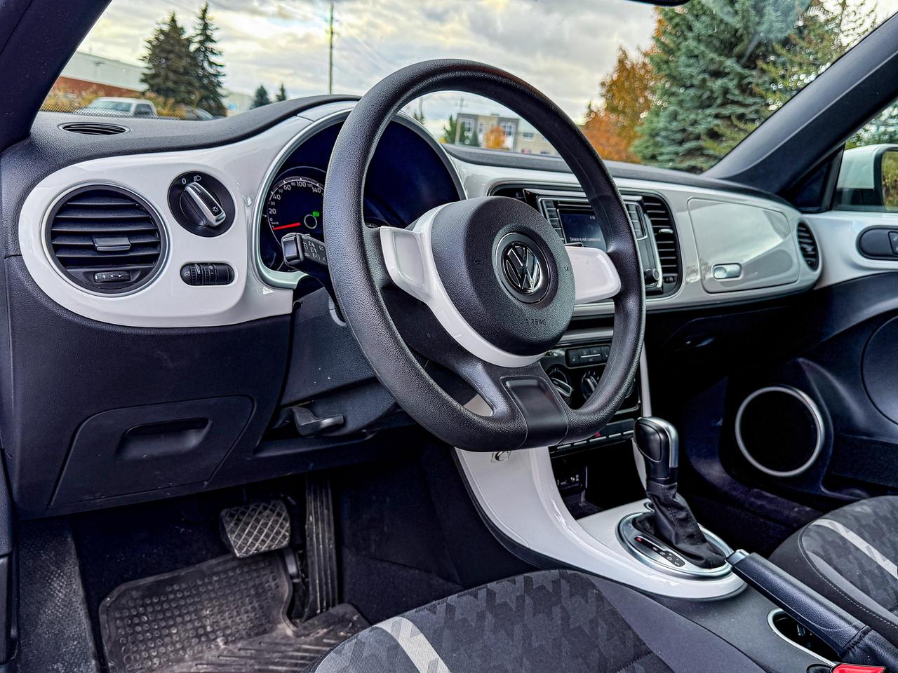 2017 Volkswagen Beetle Convertible Classic Photo