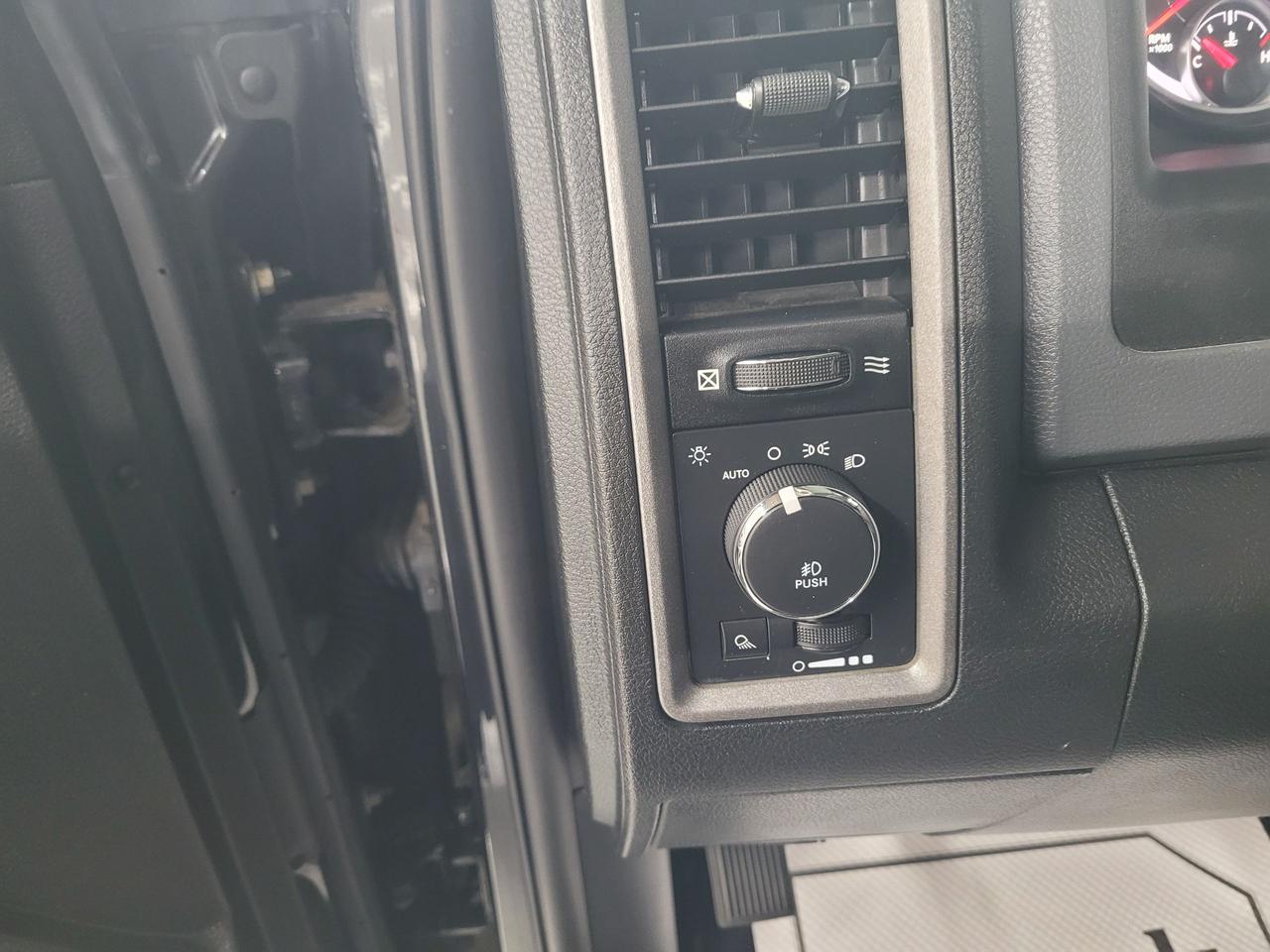 2015 RAM 1500 2WD Reg Cab 120.5" Express Photo30