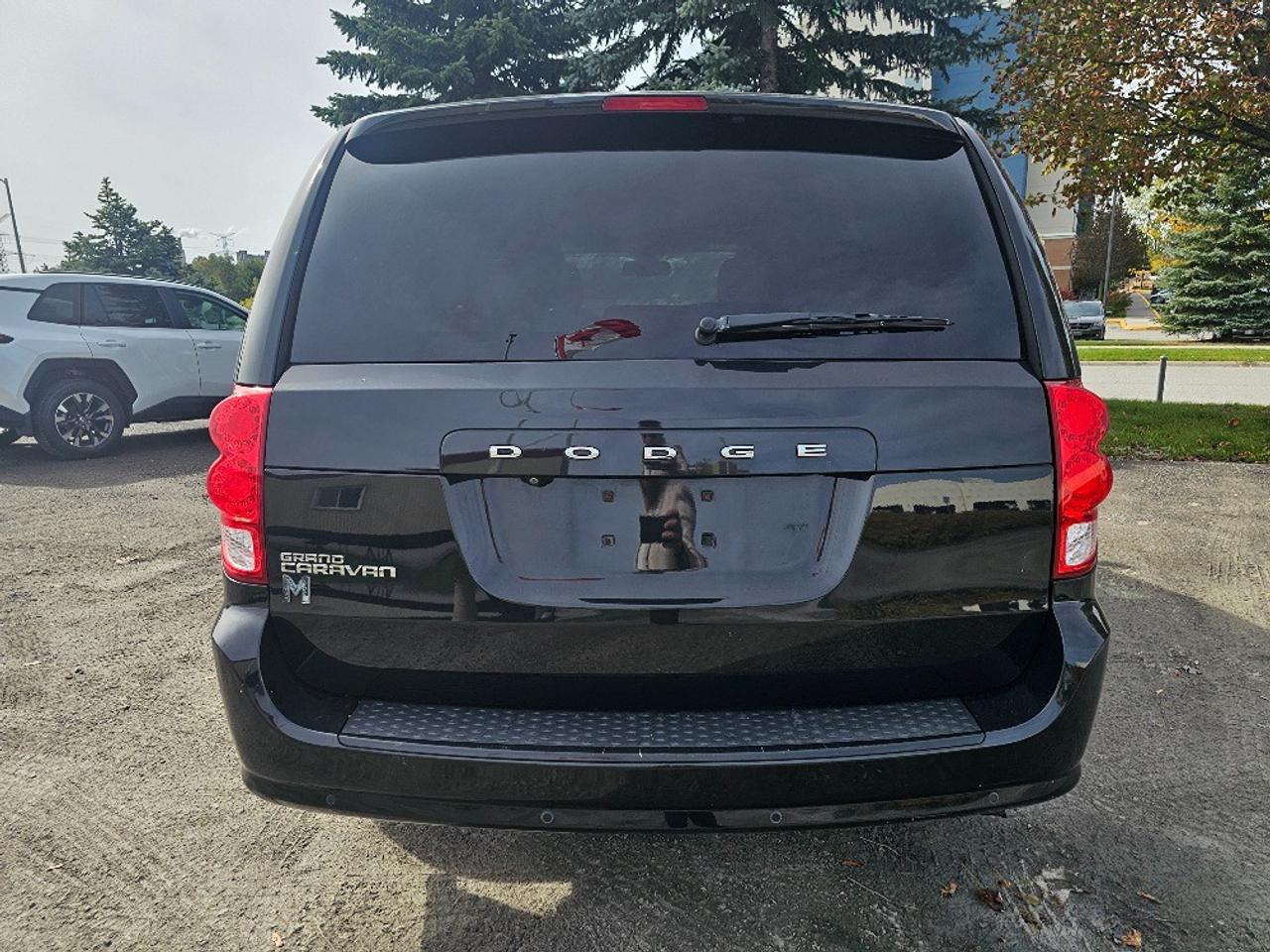 2018 Dodge Grand Caravan SXT - 7 SEATER, STOW 'N GO, BLUETOOTH, ONE OWNER!! Photo