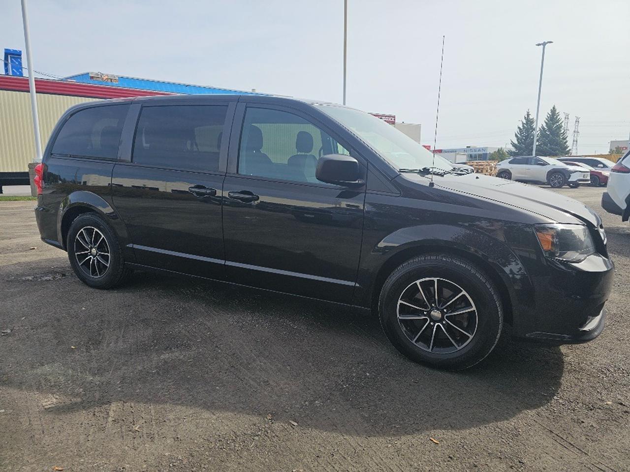 2018 Dodge Grand Caravan SXT - 7 SEATER, STOW 'N GO, BLUETOOTH, ONE OWNER!! Photo
