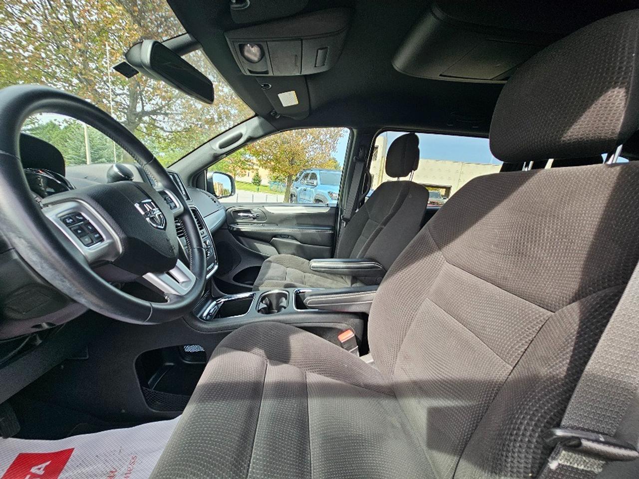 2018 Dodge Grand Caravan SXT - 7 SEATER, STOW 'N GO, BLUETOOTH, ONE OWNER!! Photo