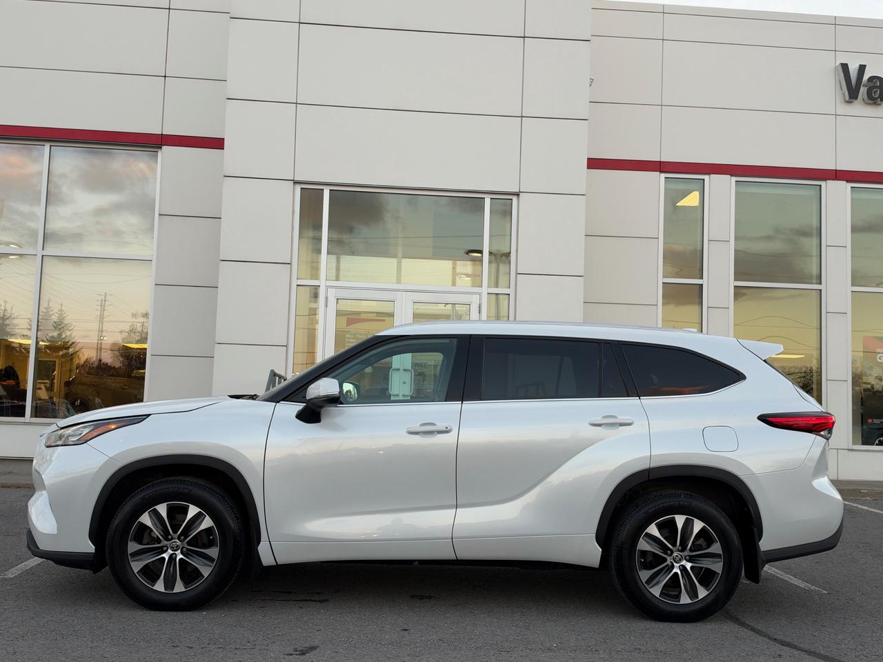 2022 Toyota Highlander XLE-ONLY 56,317 KMS! Photo