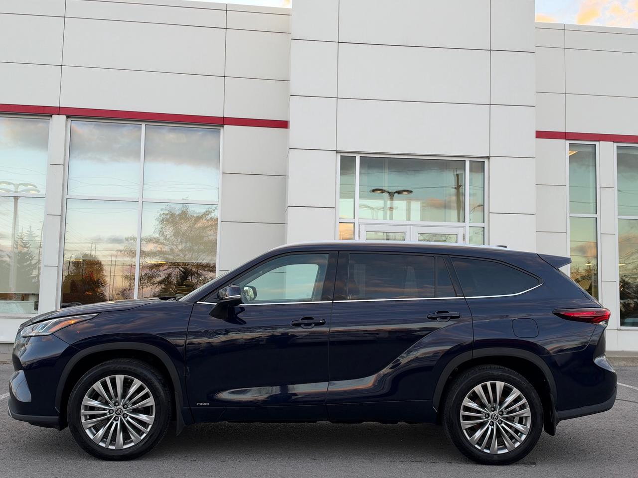 2025 Toyota Highlander HYBRID Limited HYBRID PLATINUM! Photo