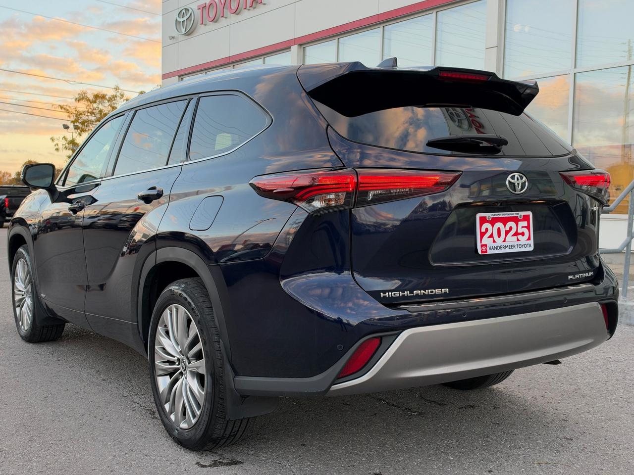 2025 Toyota Highlander HYBRID Limited HYBRID PLATINUM! Photo