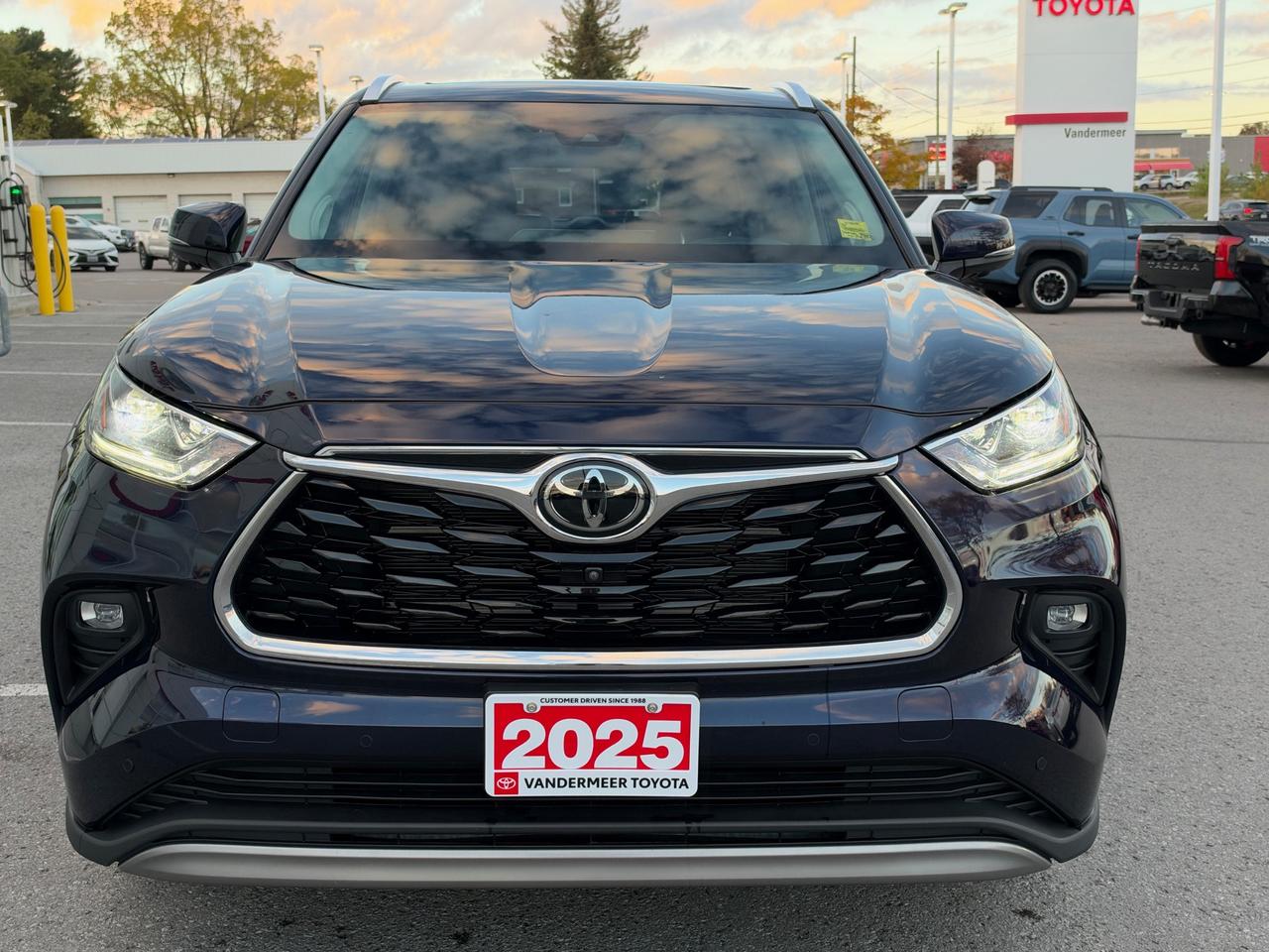 2025 Toyota Highlander HYBRID Limited HYBRID PLATINUM! Photo