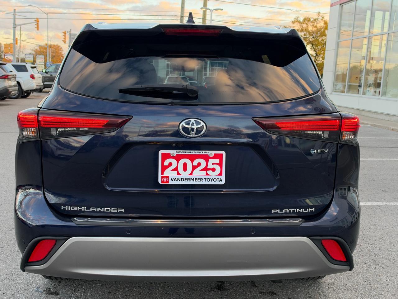 2025 Toyota Highlander HYBRID Limited HYBRID PLATINUM! Photo