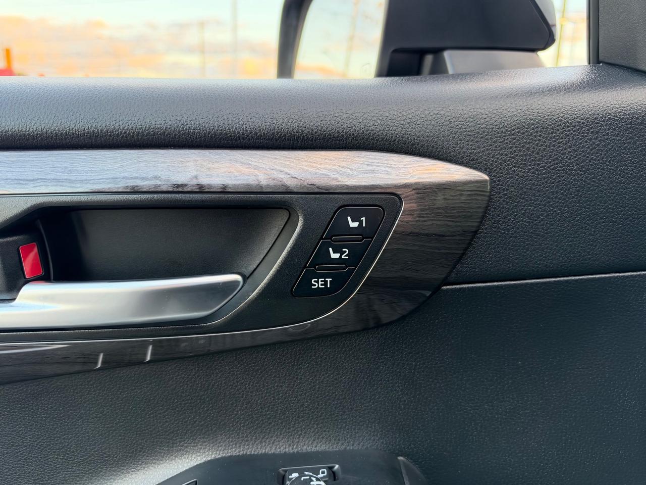 2025 Toyota Highlander HYBRID Limited HYBRID PLATINUM! Photo