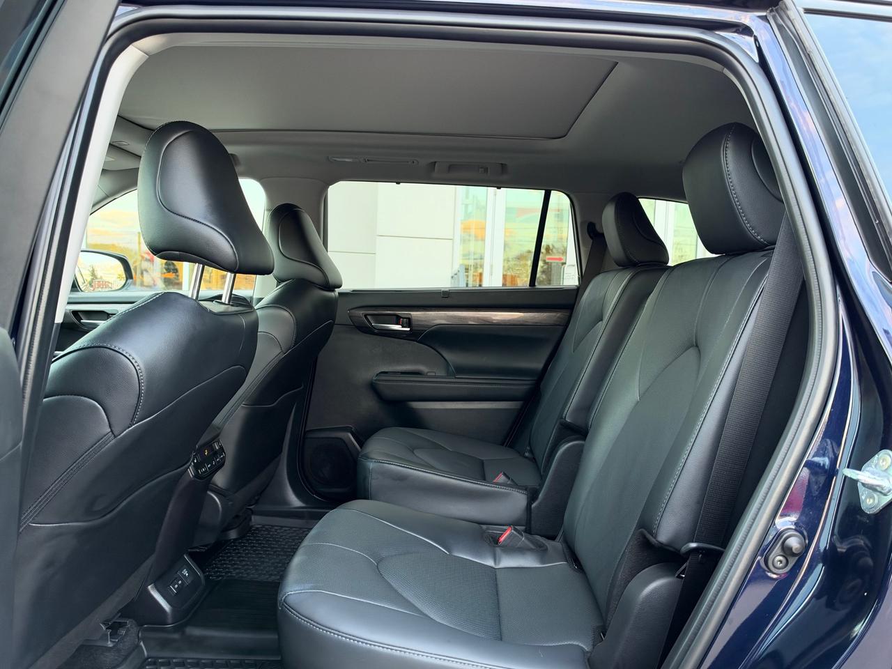 2025 Toyota Highlander HYBRID Limited HYBRID PLATINUM! Photo