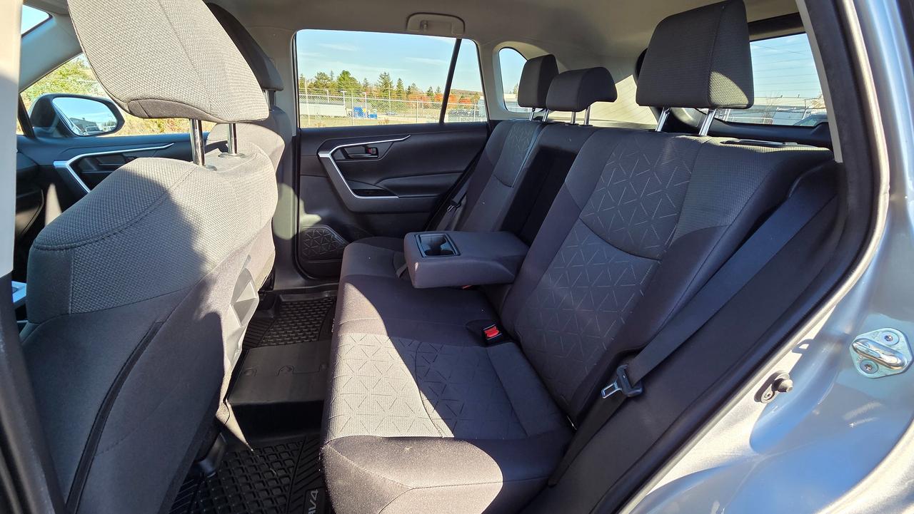 2021 Toyota RAV4 LE AWD Photo