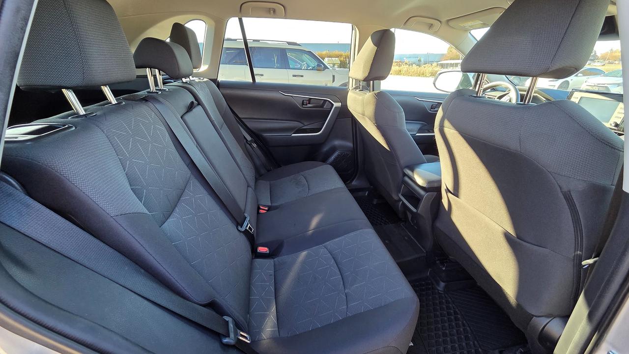 2021 Toyota RAV4 LE AWD Photo
