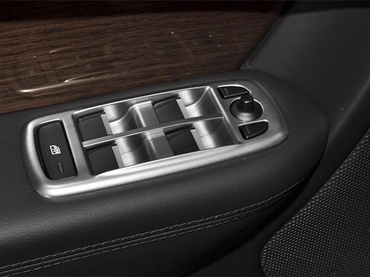 2014 Jaguar XF 4dr Sdn V6 AWD Photo