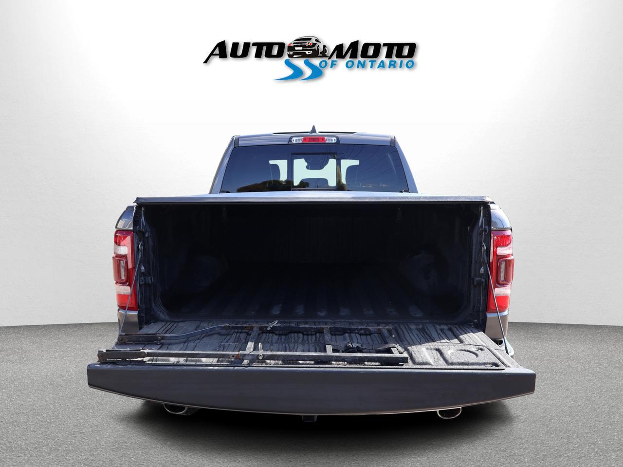 2022 RAM 1500 V8 LARAMIE CREW CAB 4WD *ACCIDENT FREE* CAMERA NAV BLUETOOTH LEATHER HEATED SEATS PANO ROOF CRUISE ALLOYS Photo