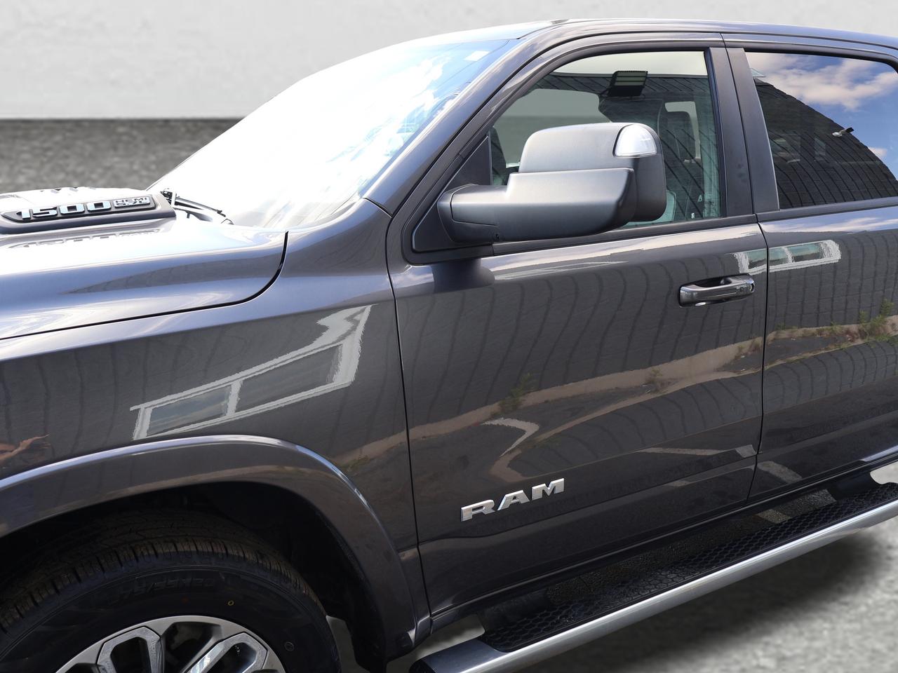 2022 RAM 1500 V8 LARAMIE CREW CAB 4WD *ACCIDENT FREE* CAMERA NAV BLUETOOTH LEATHER HEATED SEATS PANO ROOF CRUISE ALLOYS Photo