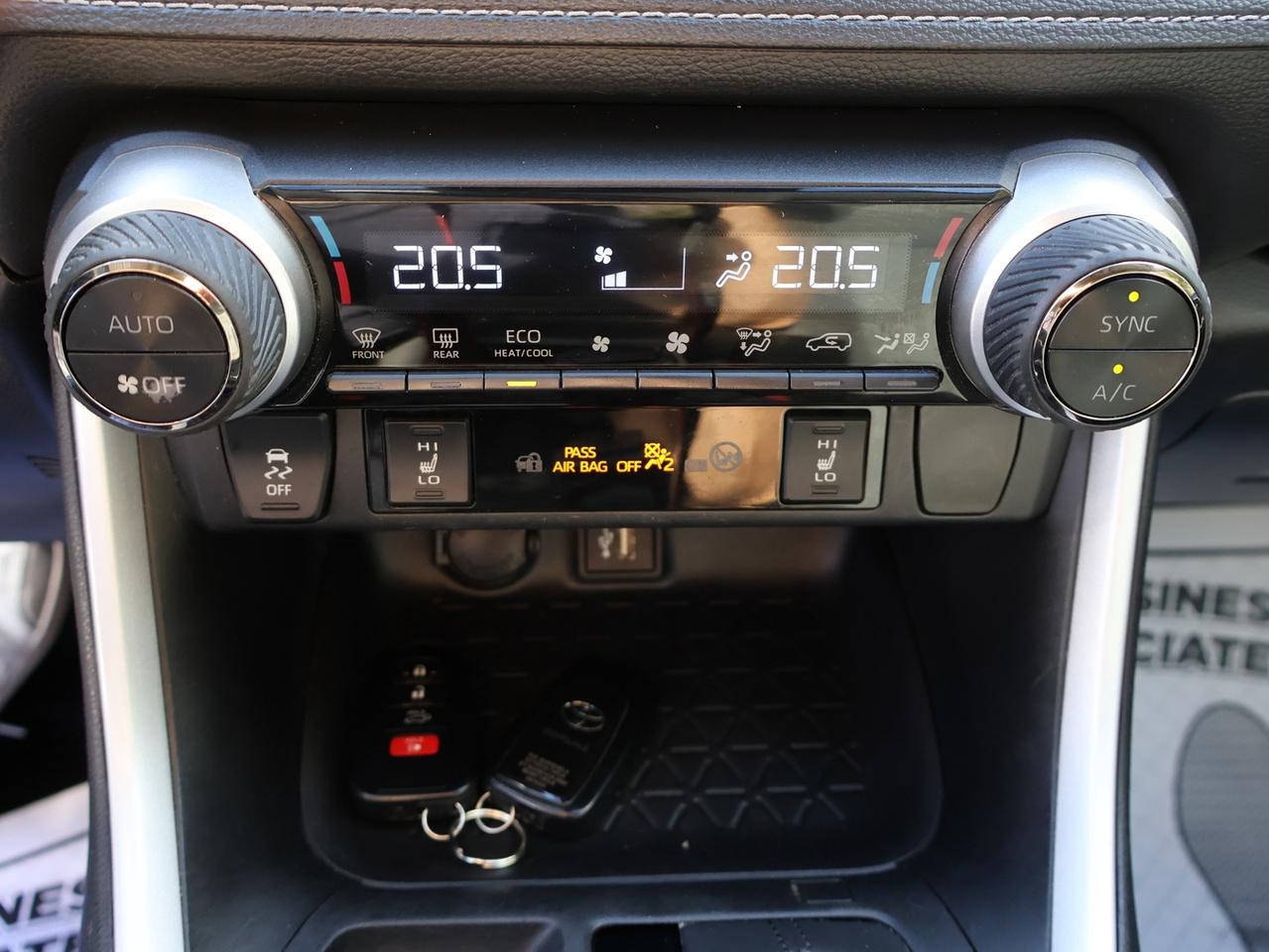 2024 Toyota RAV4 Hybrid XLE WOODLAND AWD *ACCIDENT FREE*ONE OWNER*TOYOTA MAINTAIN* Photo