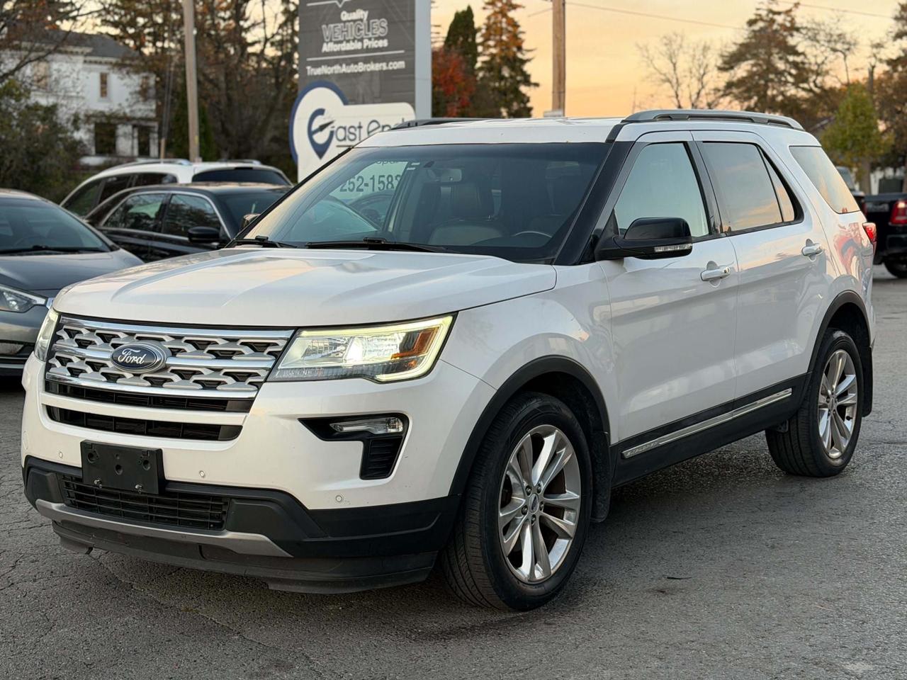 2018 Ford Explorer XLT 4WD Photo2