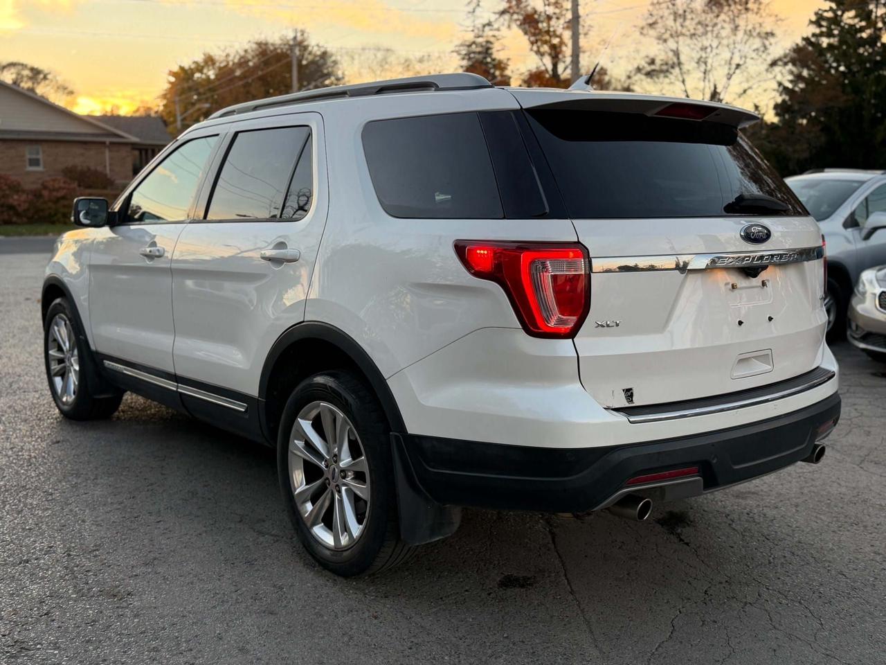 2018 Ford Explorer XLT 4WD Photo4