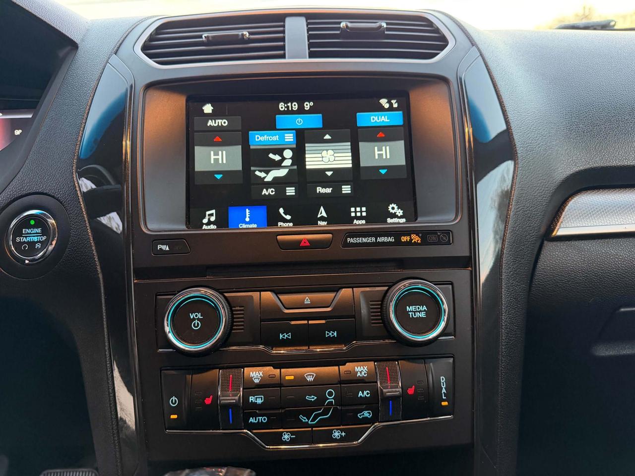 2018 Ford Explorer XLT 4WD Photo
