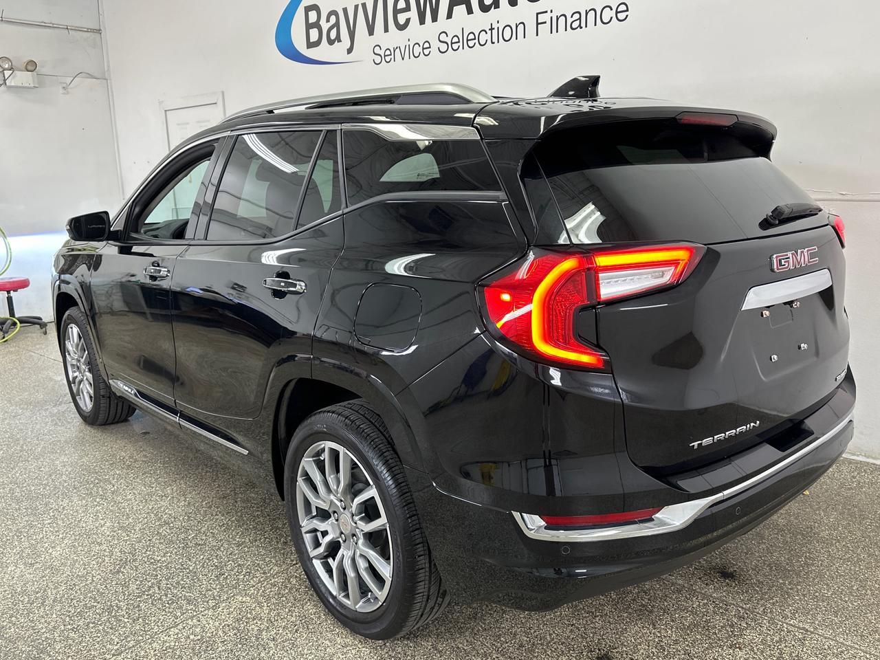2024 GMC Terrain Denali DENALI/AWD/PANOROOF/16000KM/LEATHER/NAV/OFF 1 OWNER LEASE! Photo