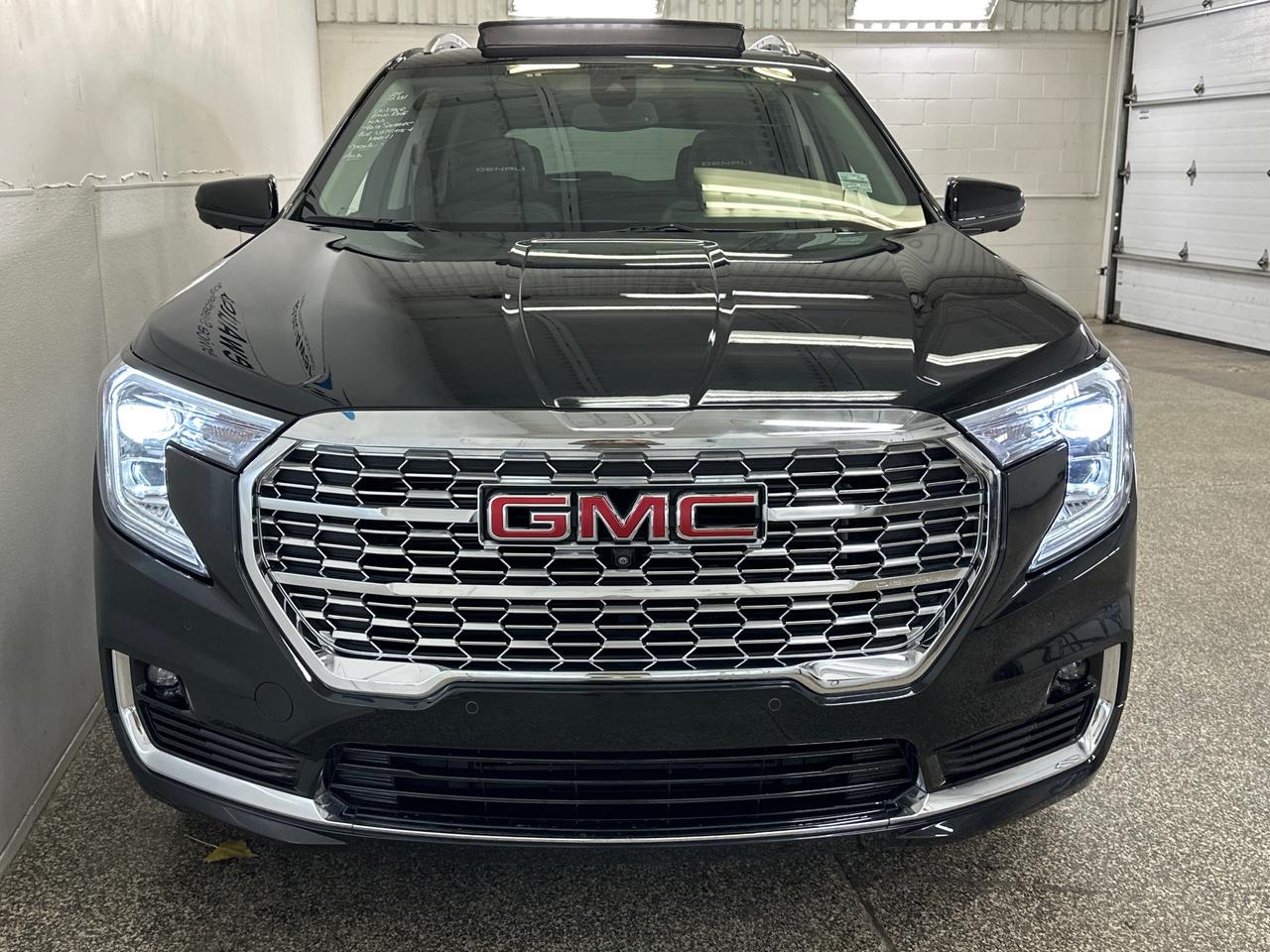 2024 GMC Terrain Denali DENALI/AWD/PANOROOF/16000KM/LEATHER/NAV/OFF 1 OWNER LEASE! Photo