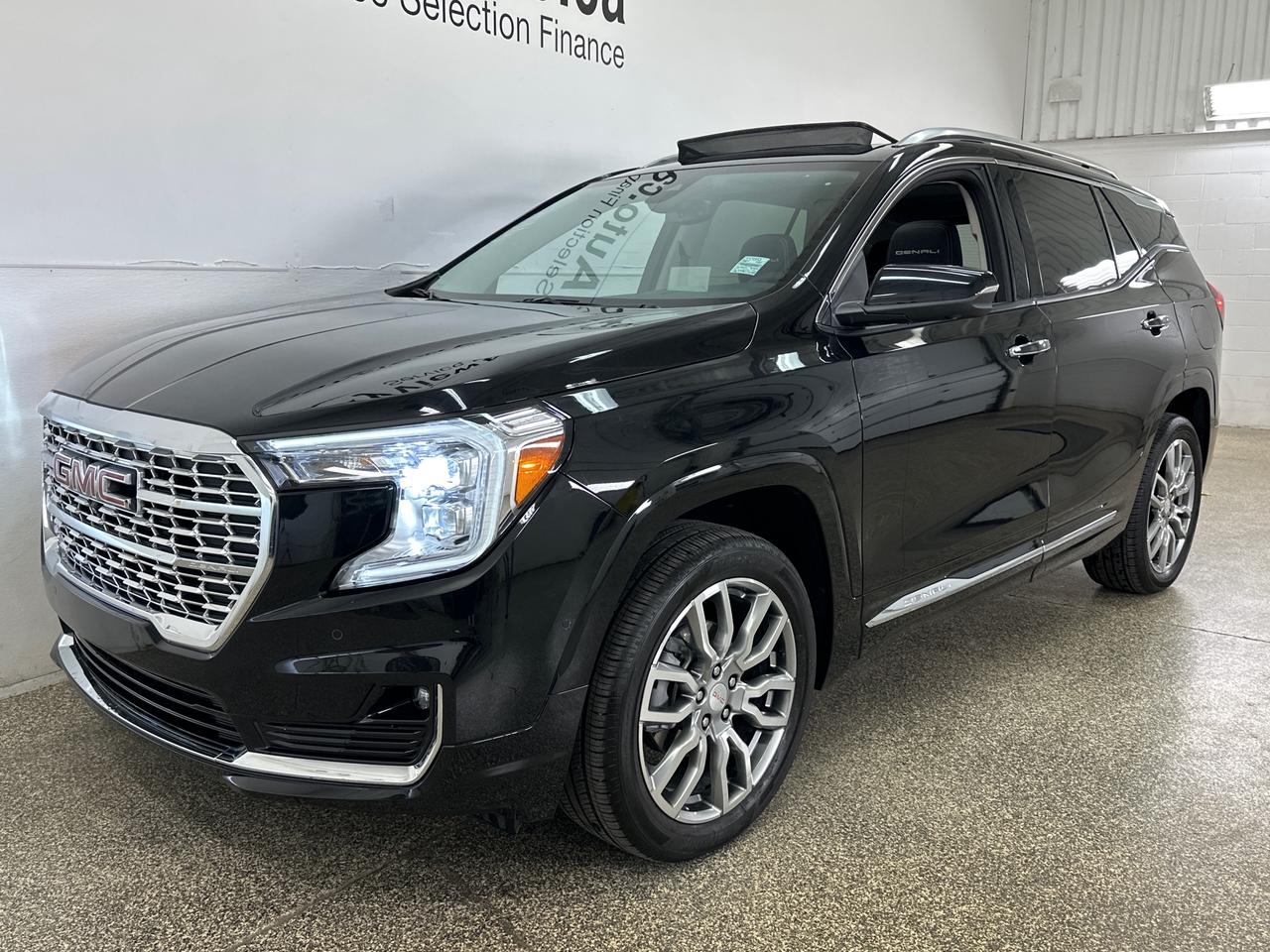 2024 GMC Terrain Denali DENALI/AWD/PANOROOF/16000KM/LEATHER/NAV/OFF 1 OWNER LEASE! Photo