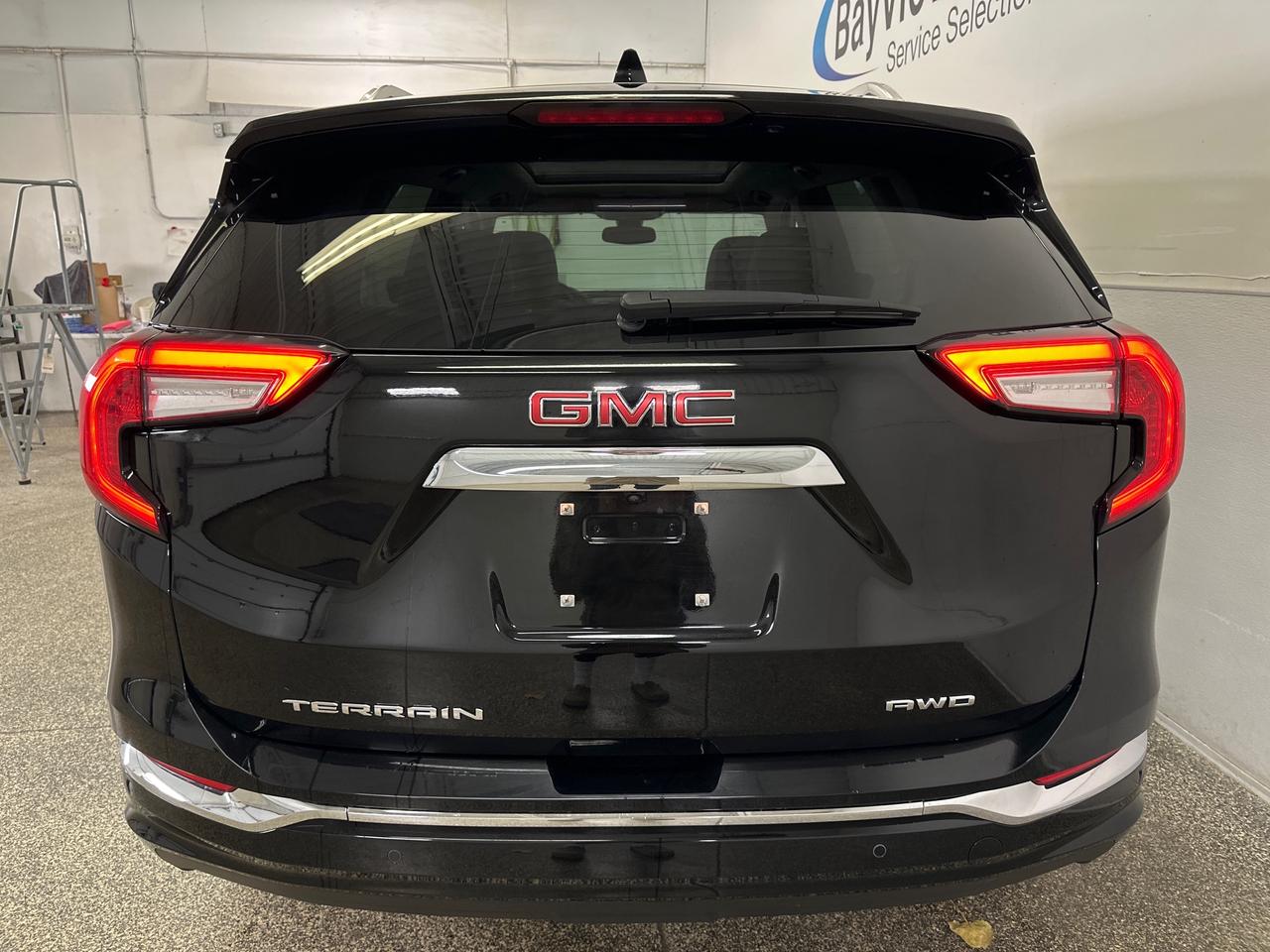 2024 GMC Terrain Denali DENALI/AWD/PANOROOF/16000KM/LEATHER/NAV/OFF 1 OWNER LEASE! Photo