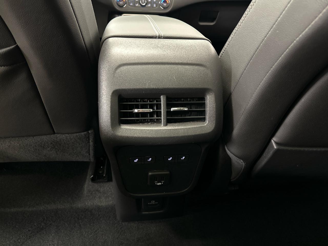 2024 GMC Terrain Denali DENALI/AWD/PANOROOF/16000KM/LEATHER/NAV/OFF 1 OWNER LEASE! Photo