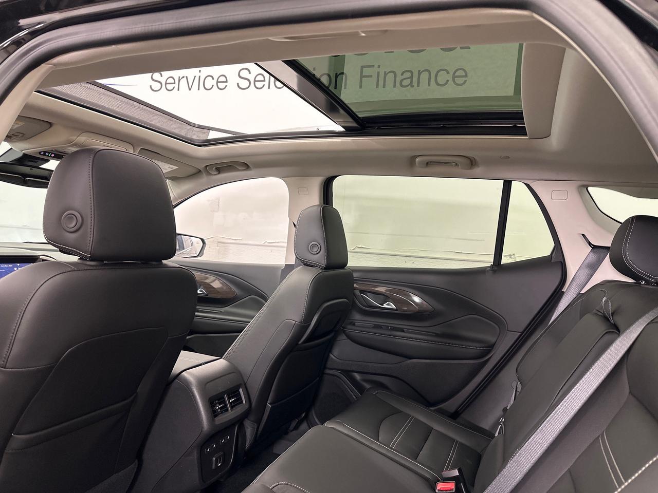 2024 GMC Terrain Denali DENALI/AWD/PANOROOF/16000KM/LEATHER/NAV/OFF 1 OWNER LEASE! Photo