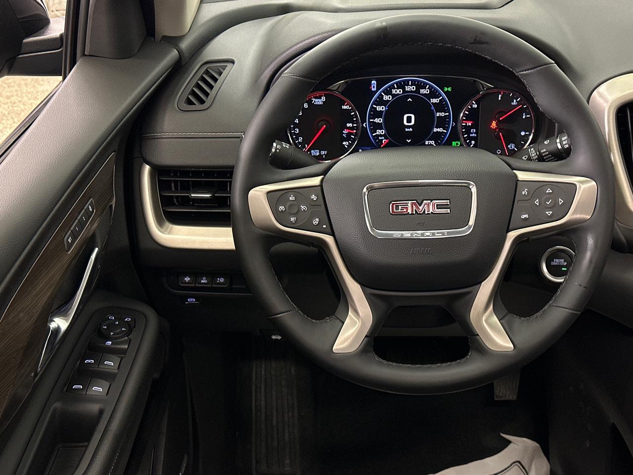 2024 GMC Terrain Denali DENALI/AWD/PANOROOF/16000KM/LEATHER/NAV/OFF 1 OWNER LEASE! Photo