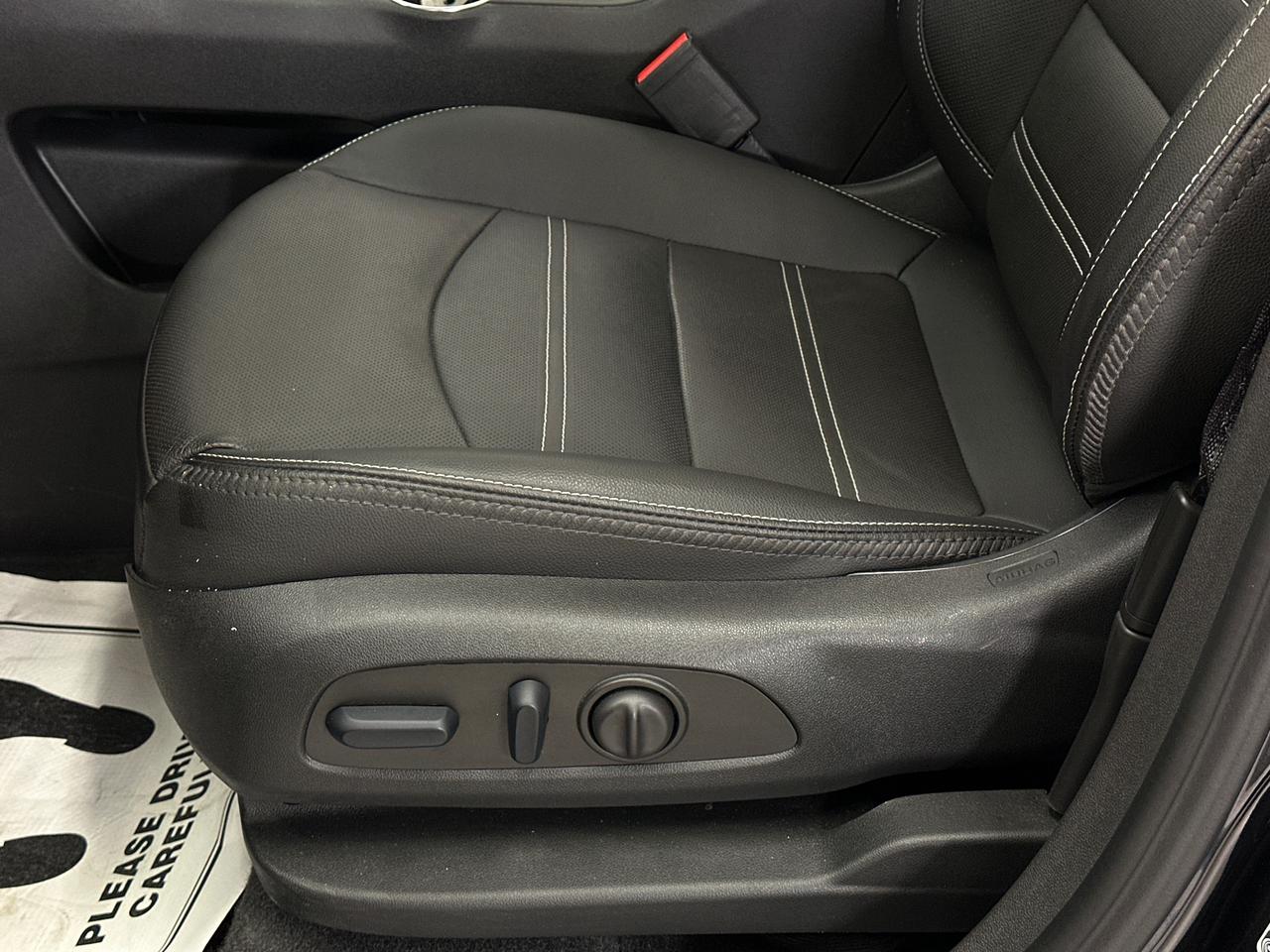 2024 GMC Terrain Denali DENALI/AWD/PANOROOF/16000KM/LEATHER/NAV/OFF 1 OWNER LEASE! Photo