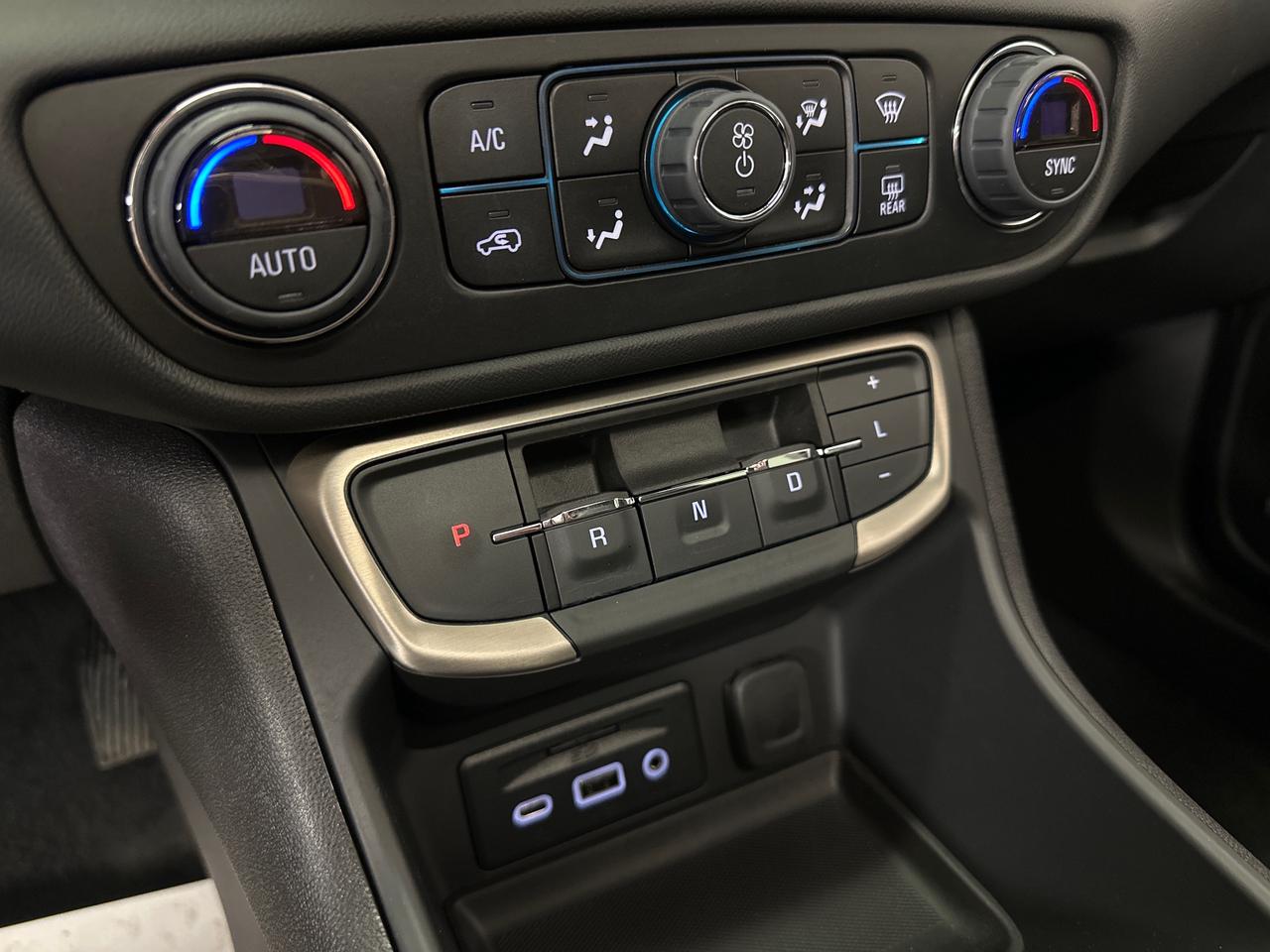 2024 GMC Terrain Denali DENALI/AWD/PANOROOF/16000KM/LEATHER/NAV/OFF 1 OWNER LEASE! Photo