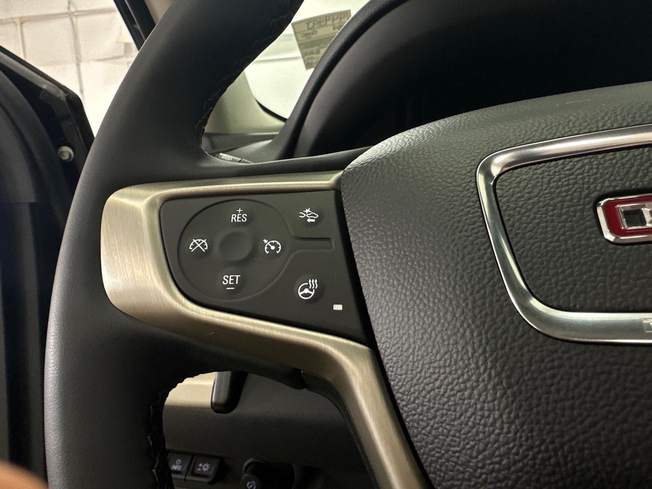 2024 GMC Terrain Denali DENALI/AWD/PANOROOF/16000KM/LEATHER/NAV/OFF 1 OWNER LEASE! Photo