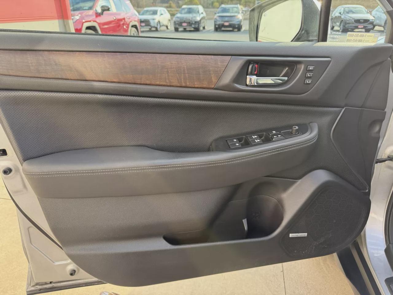 2016 Subaru Outback 2.5i w/Limited Pkg | LOW KMS | AWD | Automatic | Alloy Wheels | Leather Seats | Heated Seats | Sunroof | Navigation Photo