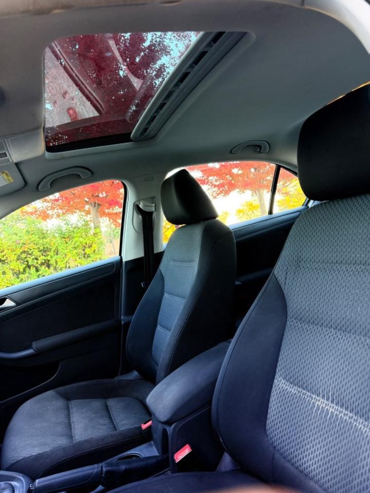 2012 Volkswagen Jetta 4dr 2.0L Auto Comfortline Photo